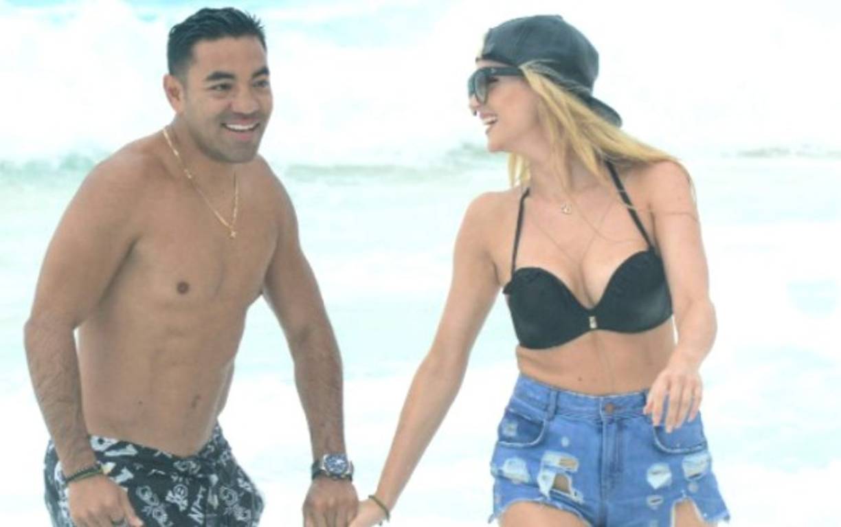 El mediocampista mexicano Marco Fabían es otro de los implicados en la fiesta con las chicas de compañía. Su novia es la alemana Janina Neoral.