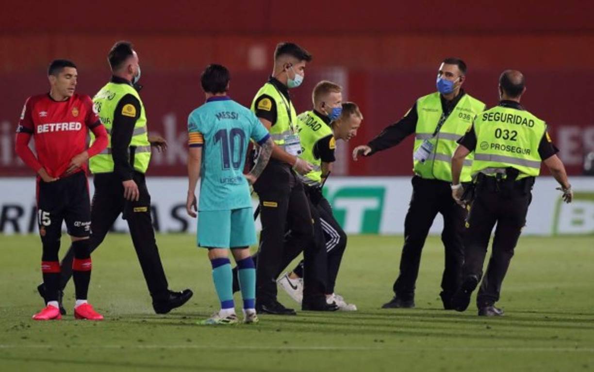 A pesar de las estrictas medidas por la pandemia que limitan el número de personas presentes en el encuentro, el hombre vestido con la camiseta de argentina, marcada con el N.10 de Messi, interrumpió el partido en el minuto 52 y segundos después fue detenido por los elementos de seguridad del estadio.