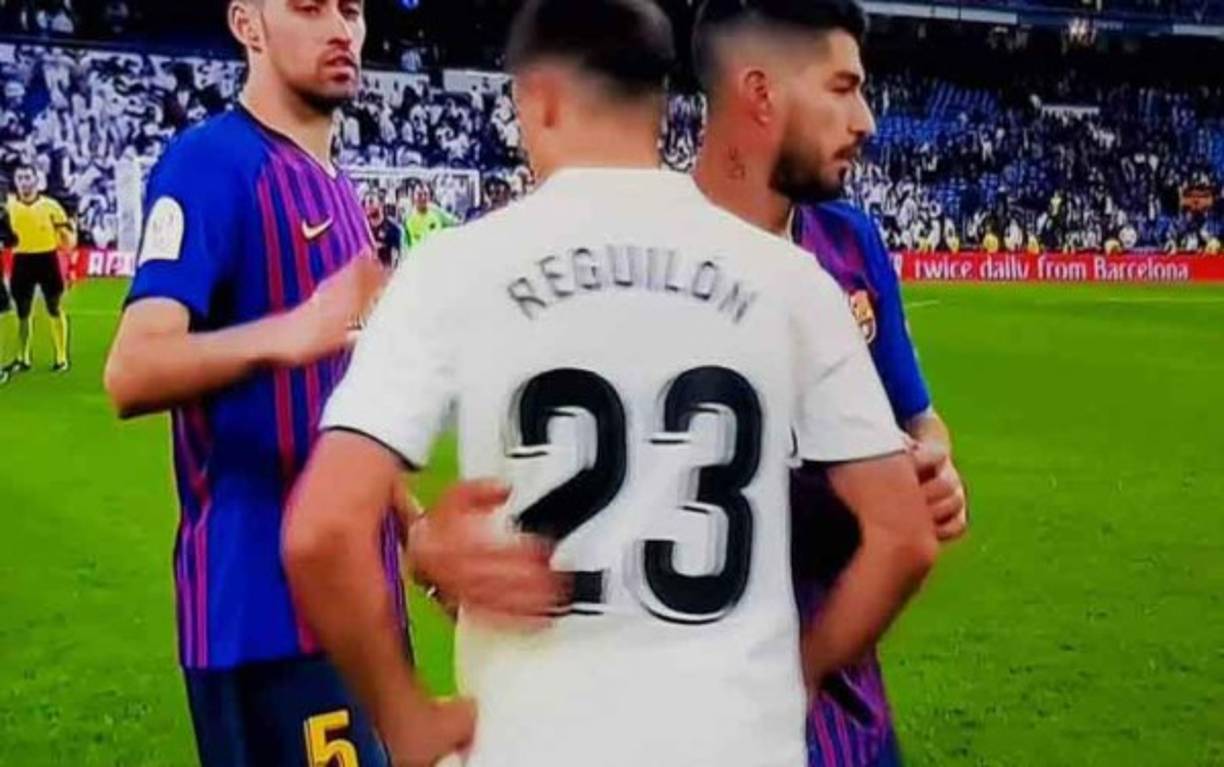 Reguilón no podía contener la tristeza y estuvo llorando por varios minutos. Inclusive Luis Suárez lo fue a consolar.