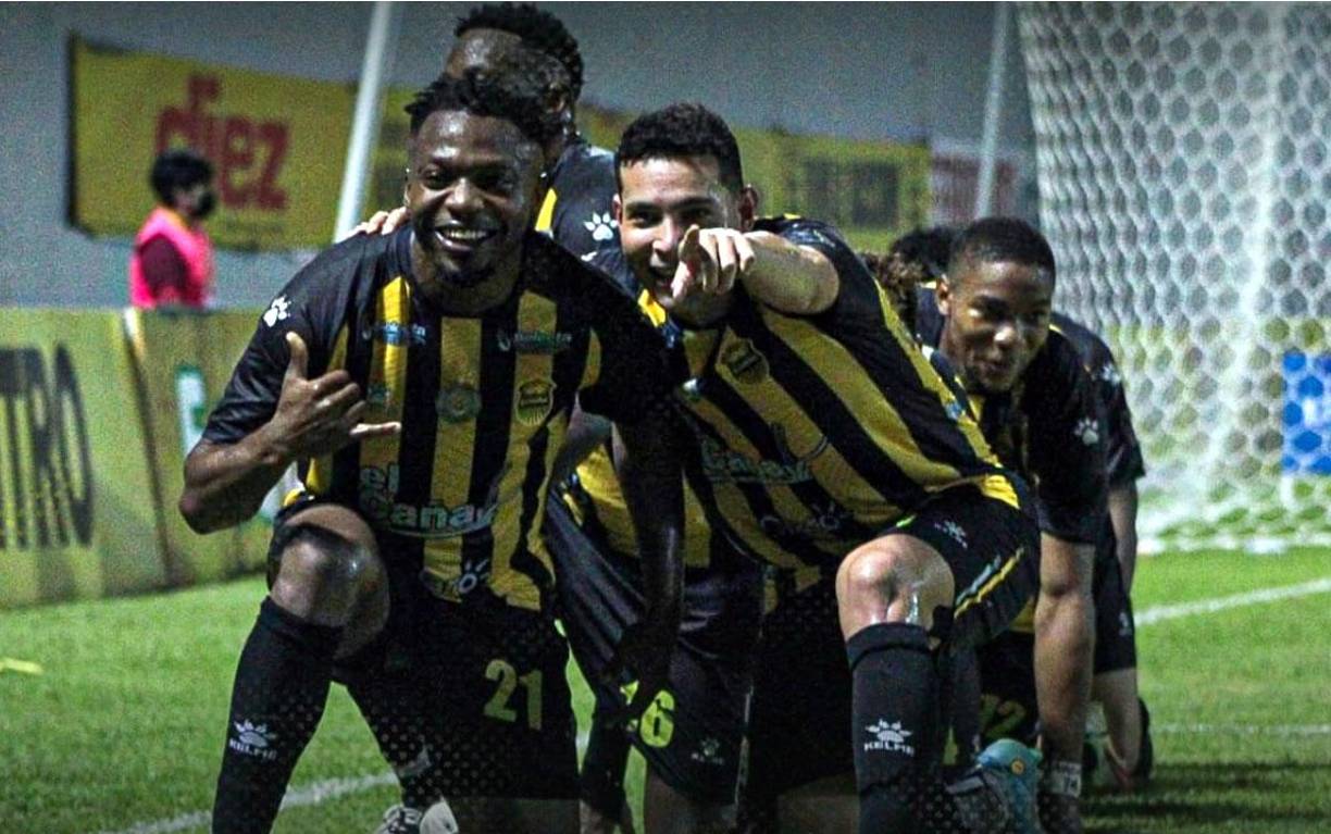 La celebración de Kevin Álvarez con sus compañeros tras marcar el 1-0 del Real España.