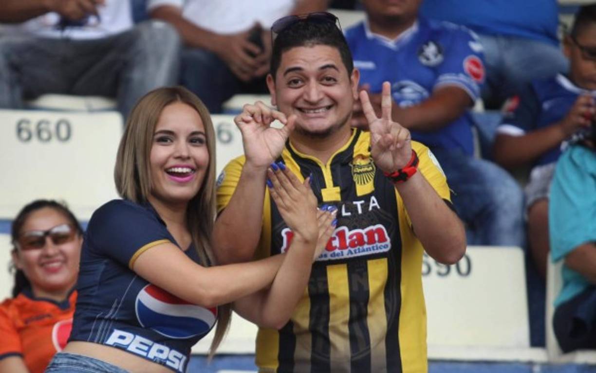 Yulia junto a sun amigo españolista.