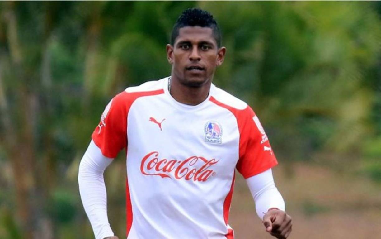 Carlo Costly podría volver al exterior, se menciona que la Liga Alajuelense de Costa Rica estaría interesado en sus servicios.