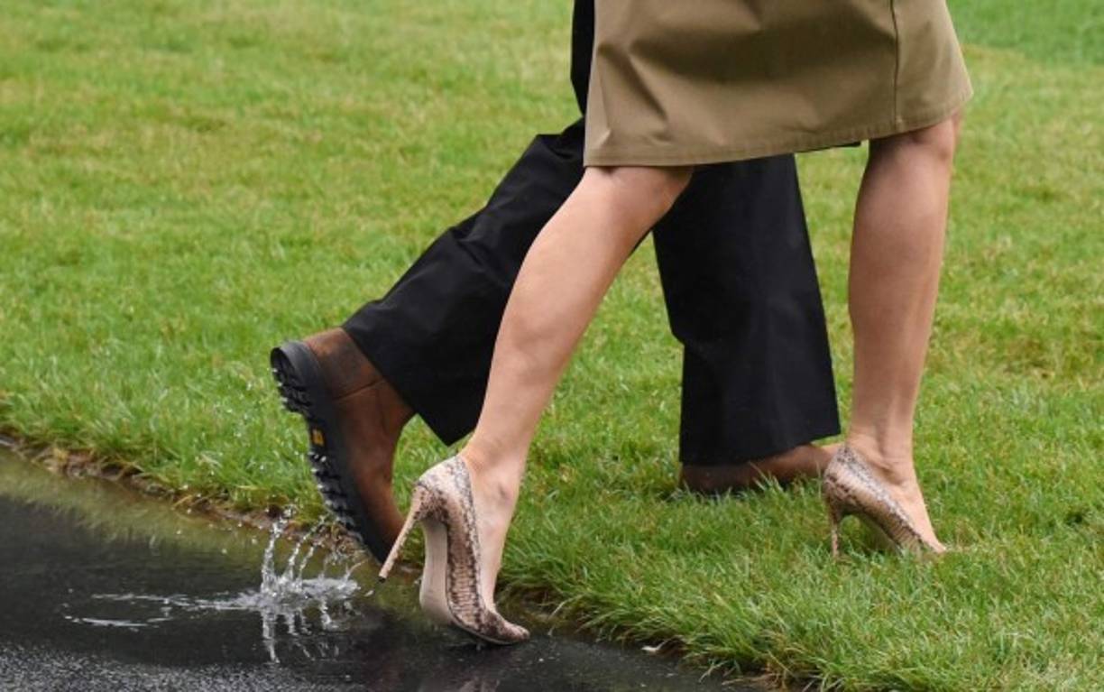 Por su parte, la primera dama hizo caso omiso al escándalo que generó la semana pasada al utilizar tacones para dirigirse al Air Force One camino a su visita a la zona de desastre y ayer volvió a lucirlos, pese a la lluvia.
