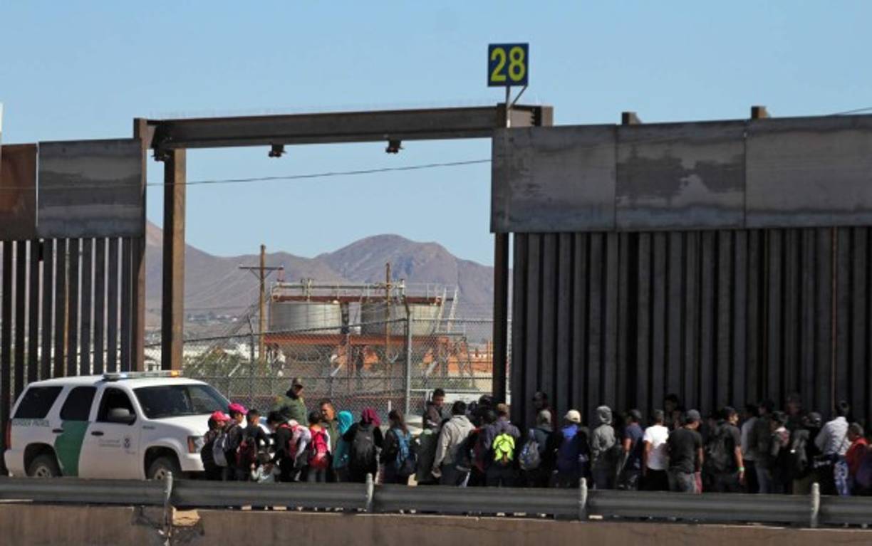 Central American migrants surrender to United States Border Patrol officers after crossing to El Paso, Texas from Ciudad Juarez, Chihuahua state, Mexico on April 21, 2019. (Photo by Herika Martinez / AFP)