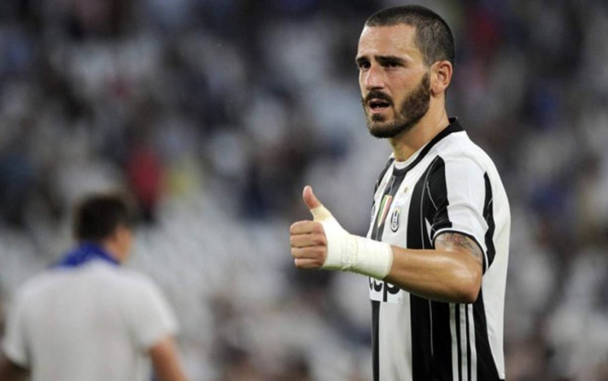 Leonardo Bonucci: El defensor italiano se deja querer ante un posible interés del Barcelona por ficharlo, el zaguero no atraviesa el mejor momento en la Juve debido a varias peleas que ha tenido con su entrenador Allegri. 'Tal vez empiece a estudiar catalán', dijo en rueda de prensa.