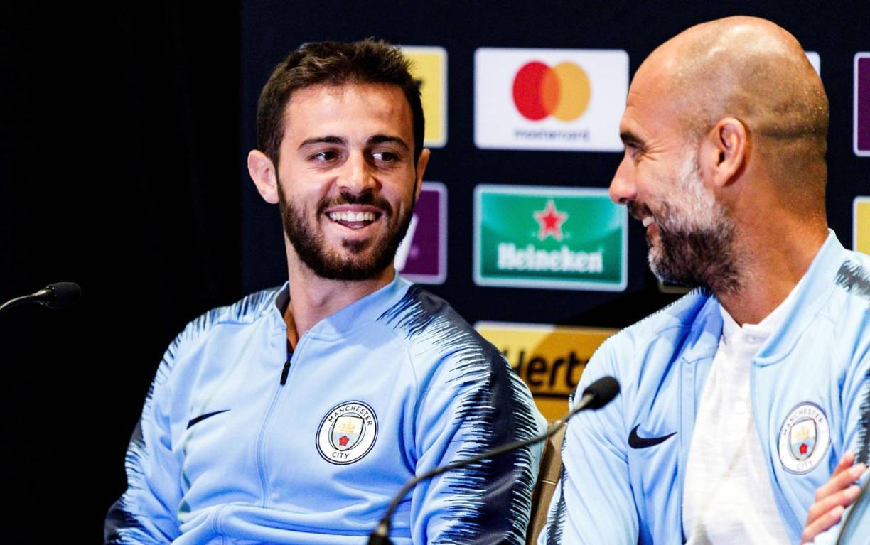 Pep Guardiola ha afirmado en rueda de prensa que no han recibido ofertas por Bernardo Silva, y que por lo tanto esta temporada seguirá en el Manchester City. “Bernardo Silva se quedará en el Manchester City, no hay negociaciones. No tenemos ninguna llamada de ningún club por Bernardo, se queda”, ha afirmado el entrenador español sobre el crack portugués.