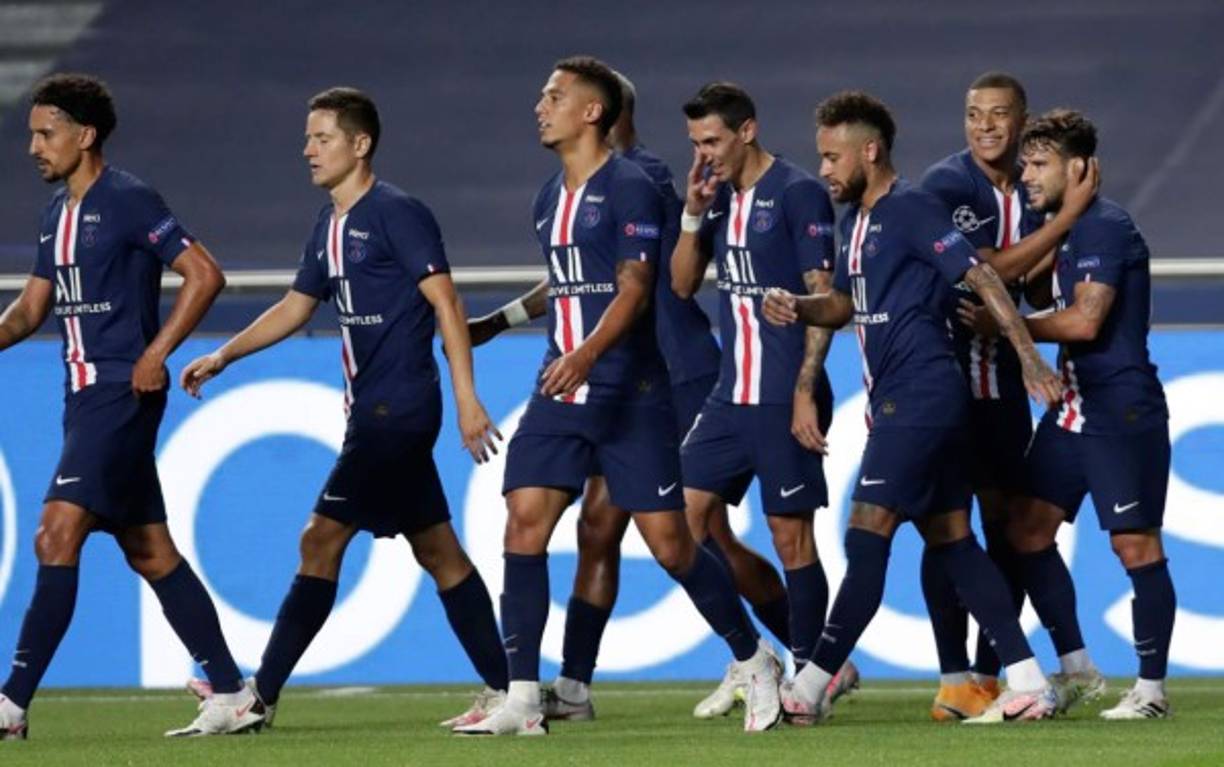 Jugadores del PSG festejando el gol de Bernat.