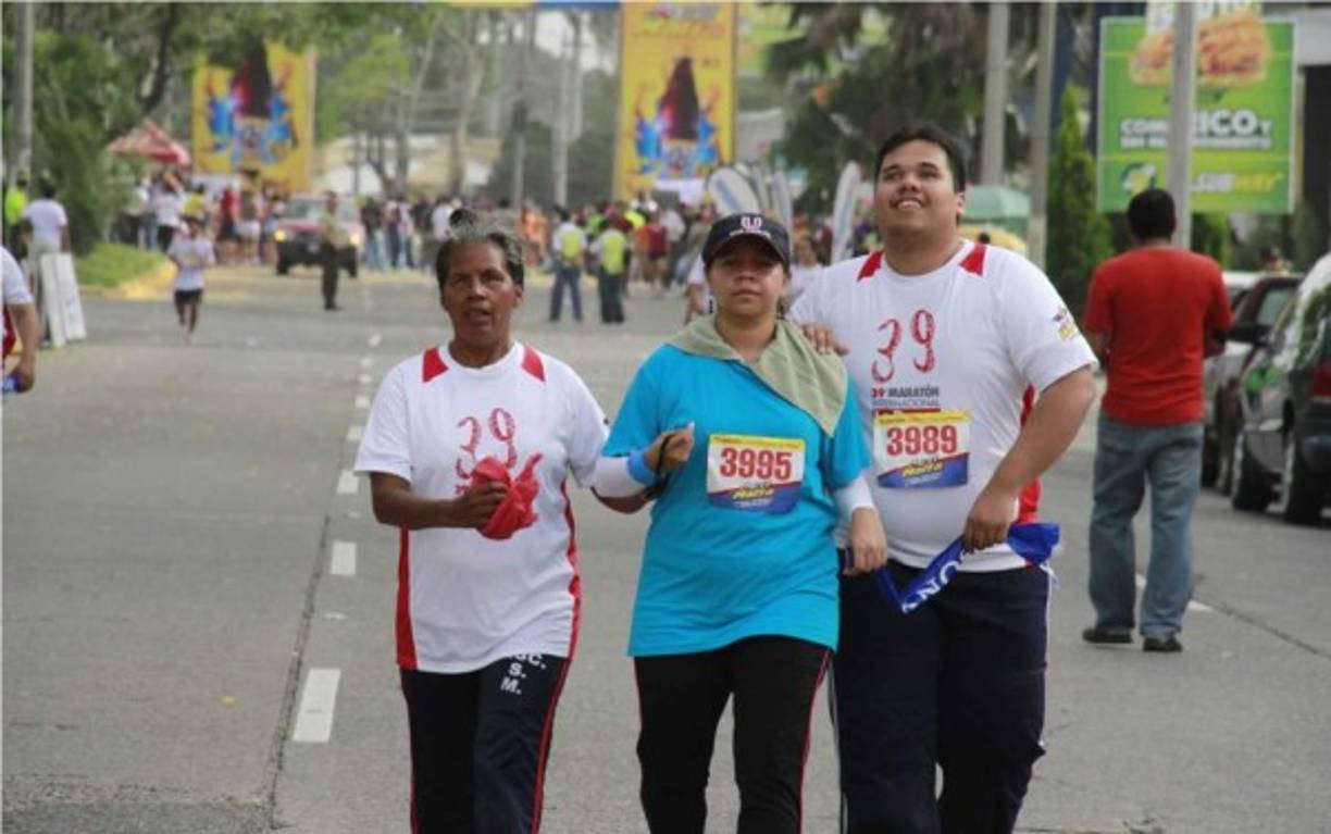Los no videntes tambén le dijeron si a la Maratón. Un verdadero ejemplo de lucha.