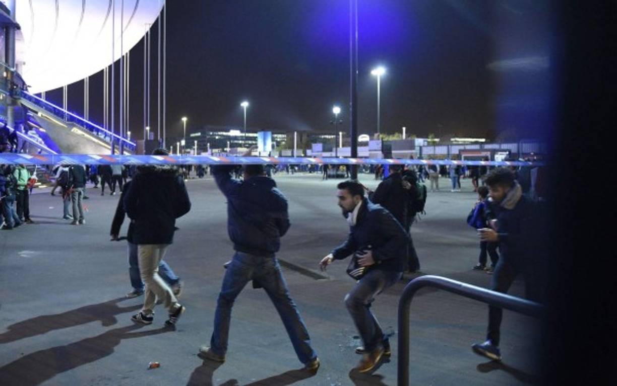 A family looks at Argentine Navy destroyer ARA Sarandi docked at Argentina's Navy base in Mar del Plata, on the Atlantic coast south of Buenos Aires, on November 20, 2017. <br/>Search vessels in the South Atlantic have picked up noises on their sonar that could be coming from the crew of an Argentine submarine missing for five days, the country's navy said Monday. / AFP PHOTO / EITAN ABRAMOVICH