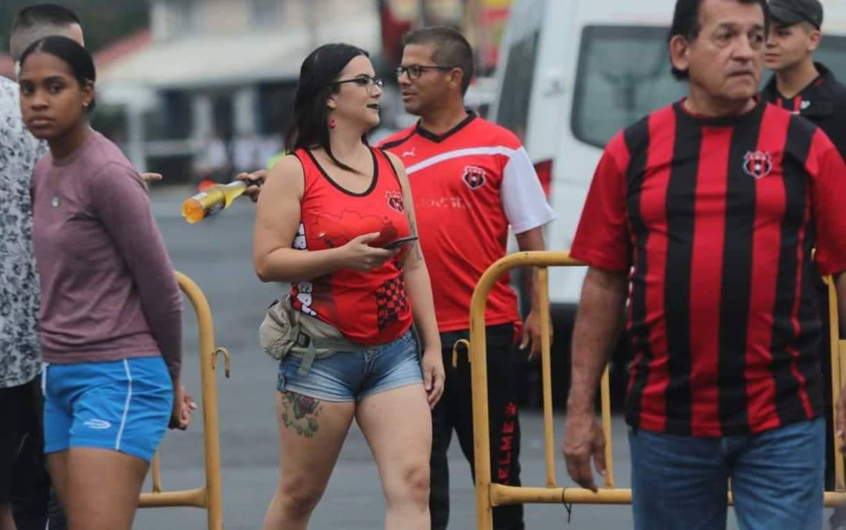 Otra chica que llegó temprano al estadio Alejandro Morera Soto para la gran final de la Liga Concacaf.