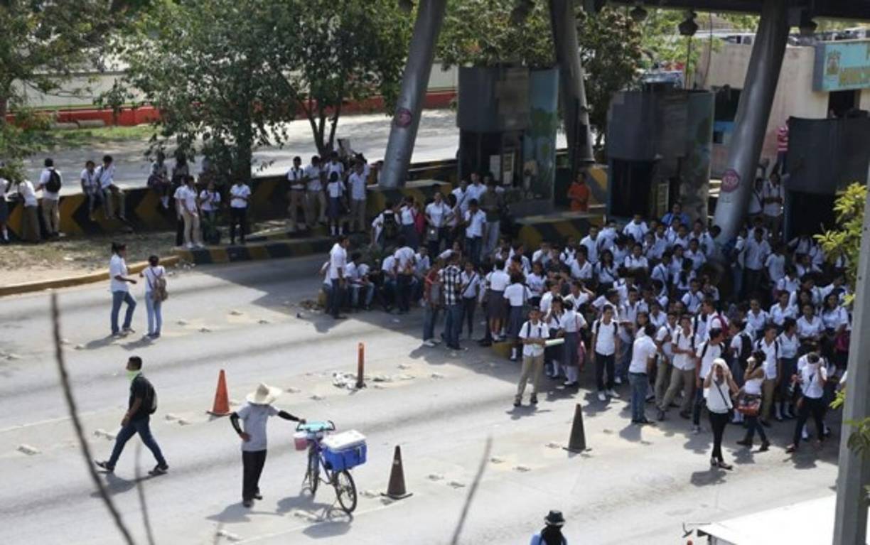 Estudiantes del Instituto José Trinidad Reyes se tomaron las casetas del peaje en el bulevar del este de San Pedro Sula.