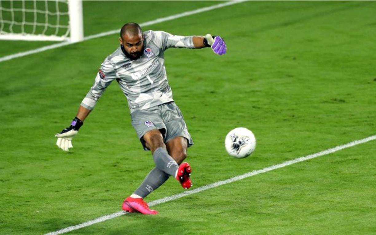 El portero del Olimpia, Edrick Menjívar, despejando el balón en un saque de arco.