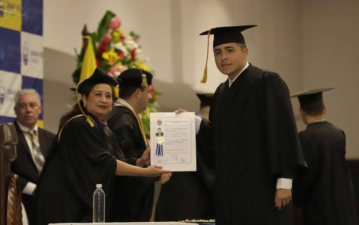 ¡Felices y orgullosos! Así festejan los nuevos egresados de Unah-vs