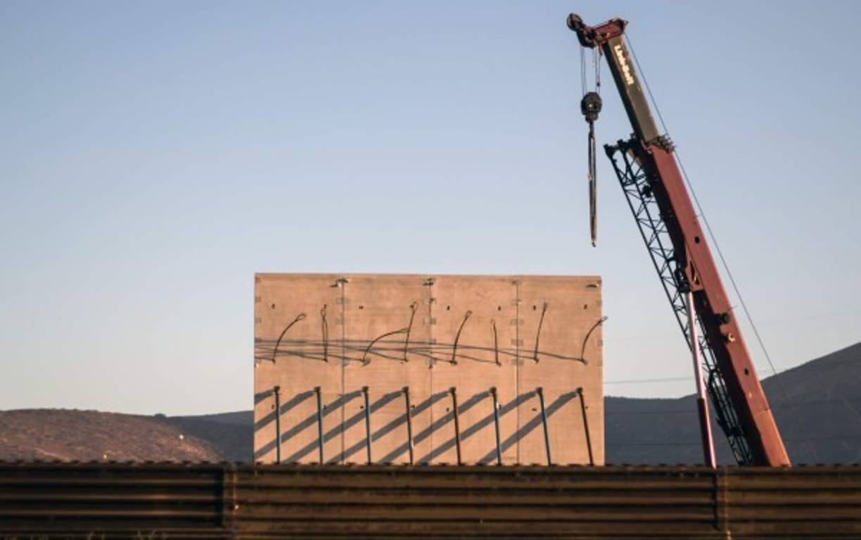 Las autoridades son conscientes de que un nuevo muro por sí sólo no frenará la inmigración de indocumentados, sino 'una combinación de recursos, tecnología, la pared y los agentes, que son los que a final de cuentas hacen los arrestos y hacen su trabajo para proteger la frontera', señaló Carlos Díaz, vocero de la CBP.