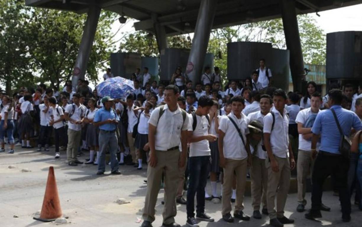 El origen del problema es que, según la Secretaría de Educación, cada clase debe durar 45 minutos para cumplir el tiempo estipulado en la ley, pero los estudiantes piden que sigan siendo de 40 minutos.