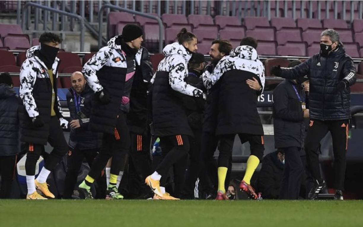 El festejo de los jugadores suplentes con Andrea Pirlo.