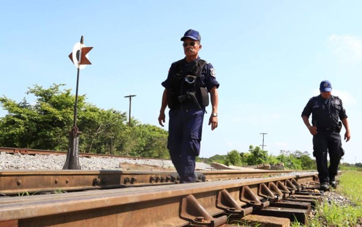 Muchos hondureños son extorsionados por policías en el viaje por México.