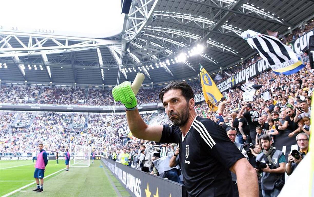 El portero Gianluigi Buffon, una leyenda del fútbol italiano y mundial, anunció hoy a los 45 años que termina su flamante carrera deportiva tras 28 años como futbolista, en los que logró varios títulos, incluido el de campeón del mundo en el 2006.