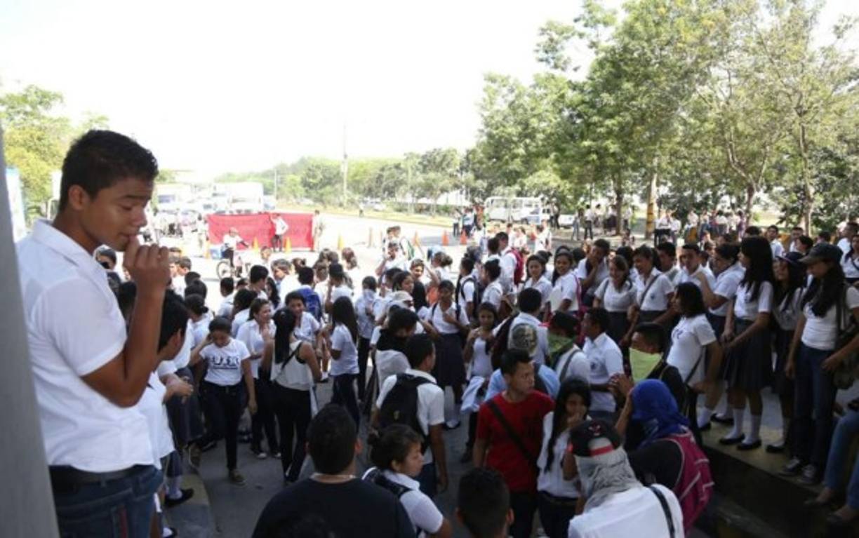 Estudiantes del Instituto José Trinidad Reyes protestaron en las casetas de peaje de la salida este de San Pedro Sula.