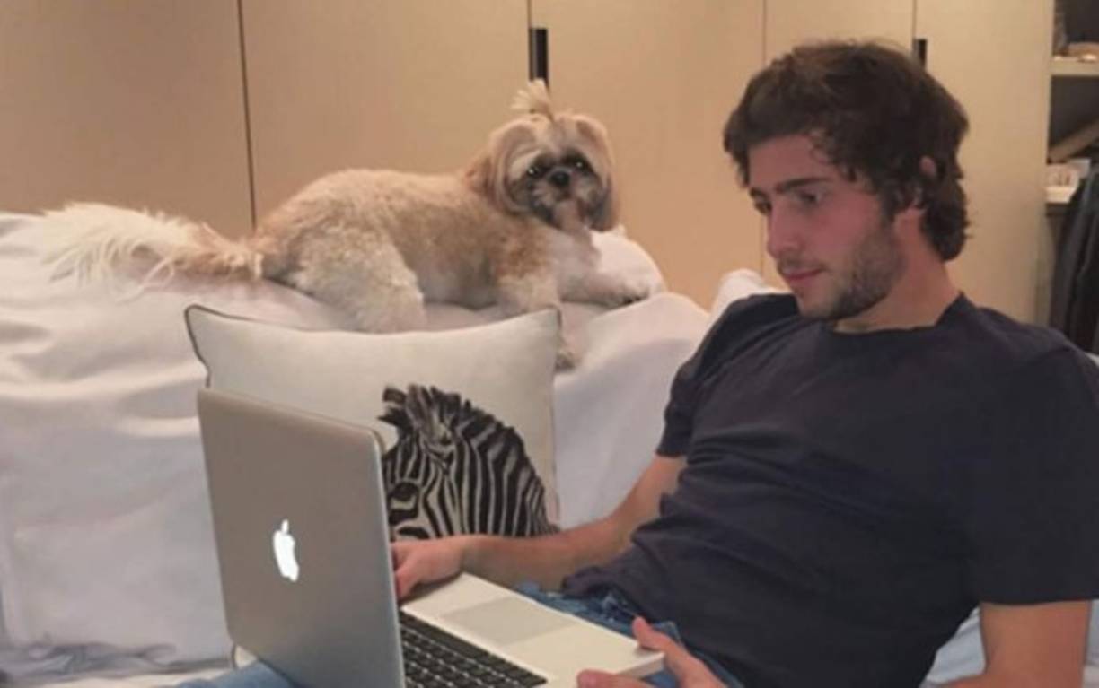 Sergi Roberto, jugador del Barcelona, tiene una perrita que se llama Mocha.