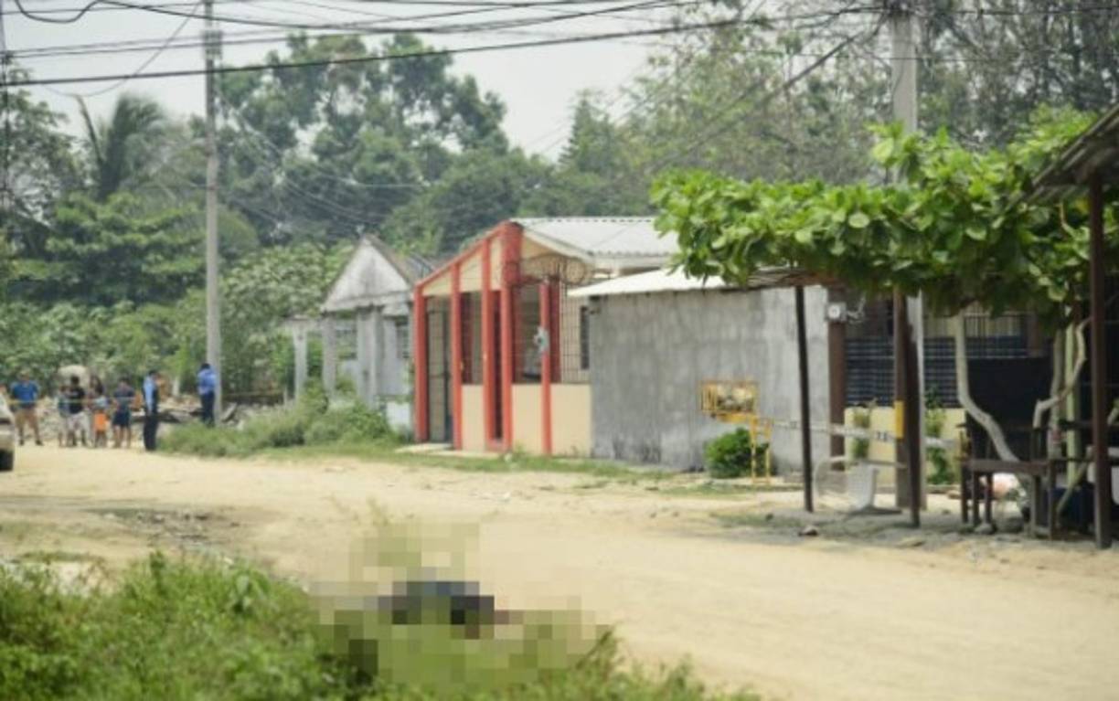 Uno de los muertos quedó tendido en la calle y los otros dos intentaron huir y quedaron en un pasaje.
