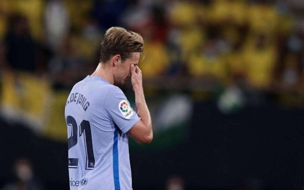 Así se retiró Frenkie de Jong del campo tras ser expulsado.