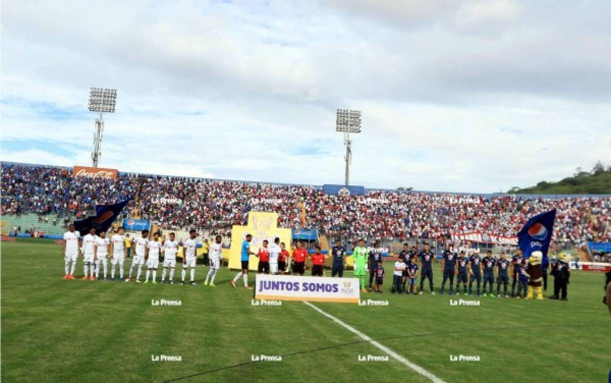 Los jugadores del Motagua y Olimpia previo al inicio de la final de ida del Torneo Clausura 2019.