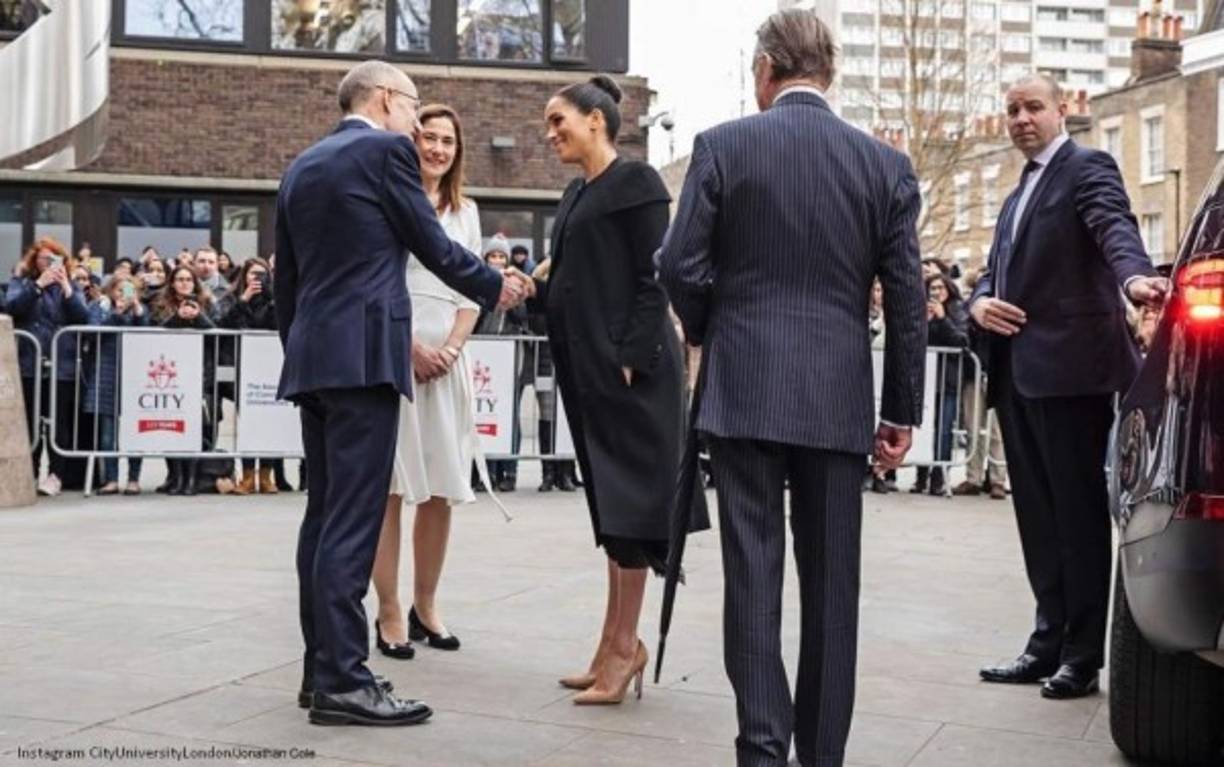 Meghan se dirigió a la City University de Londres para reunirse con estudiantes y académicos de la red de la Asociación de Universidades del Commonwealth (ACU por sus siglas en inglés). <br/><br/>La duquesa de Sussex se convirtió en patrona de la ACU después que la reina Isabel II le heredara la organización que ella había patrocinado por varias décadas.<br/><br/>
