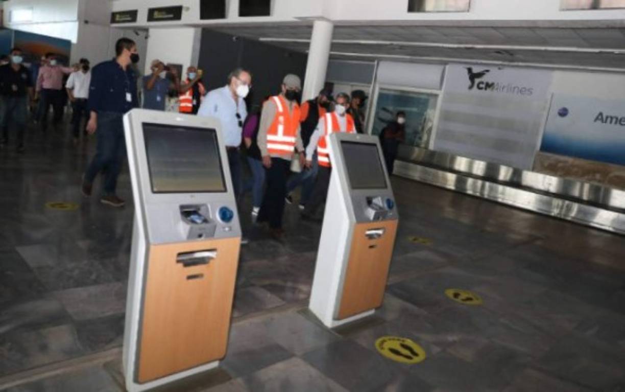 Yo quisiera decirle al pueblo hondureño y a la comunidad internacional que se está trabajando fuertemente en acelerar los trabajos de limpieza y de rehabilitación del aeropuerto, que es vital para la economía del país”, dijo el mandatario.