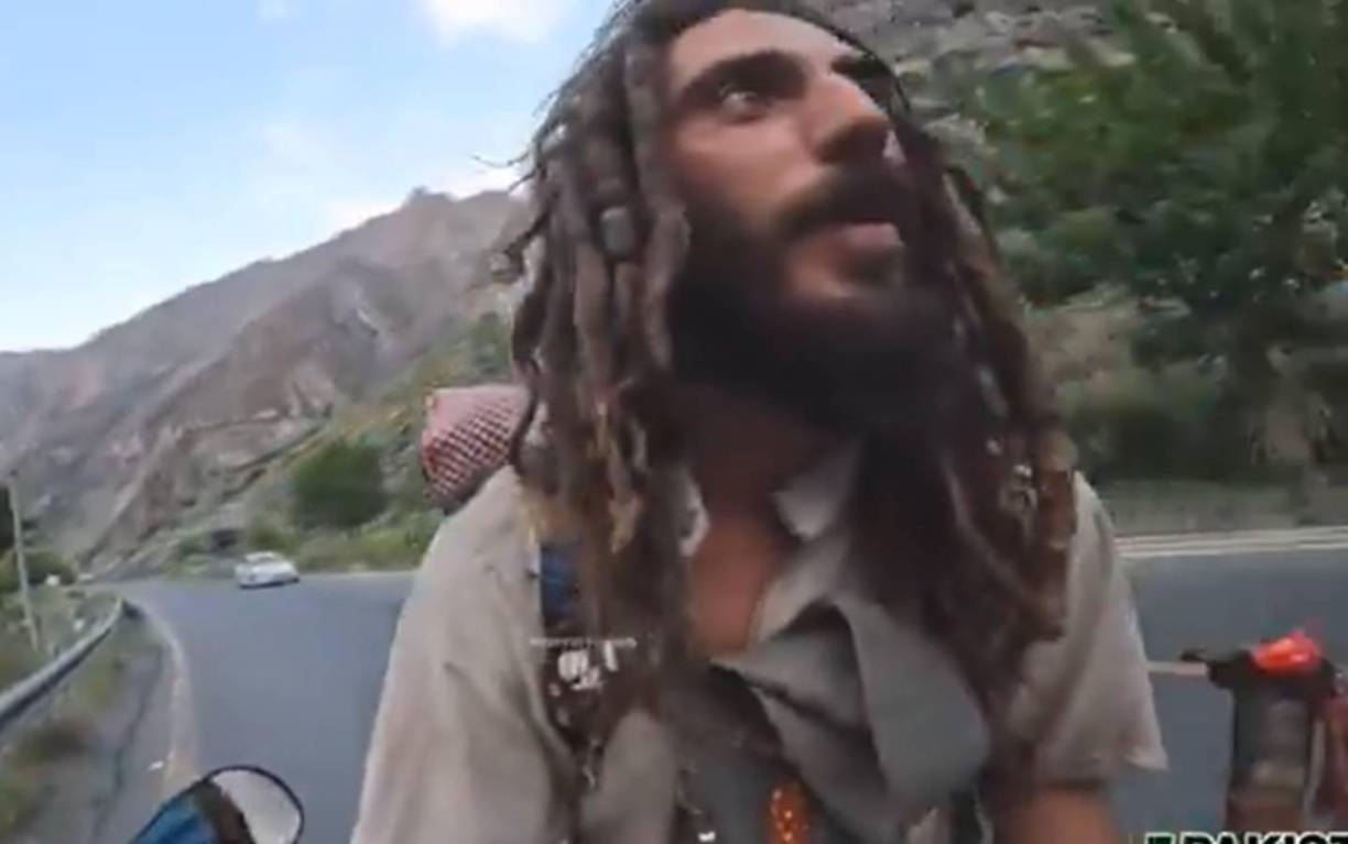 Este viaje, que lo ha llevado a atravesar múltiples países, tiene un objetivo: la búsqueda personal de significado y conexión espiritual, dejando atrás su vida como piloto. 