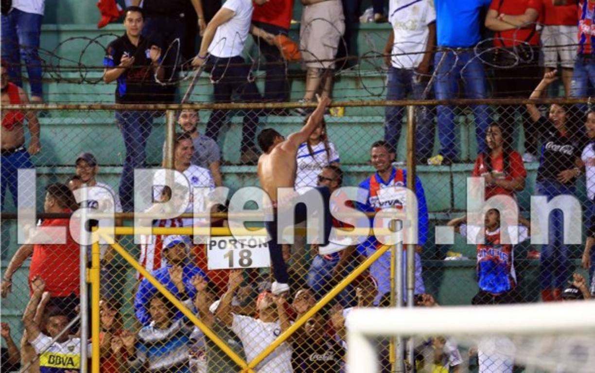 Al seguidor olimpista no le importó mucho saltarse el cerco.