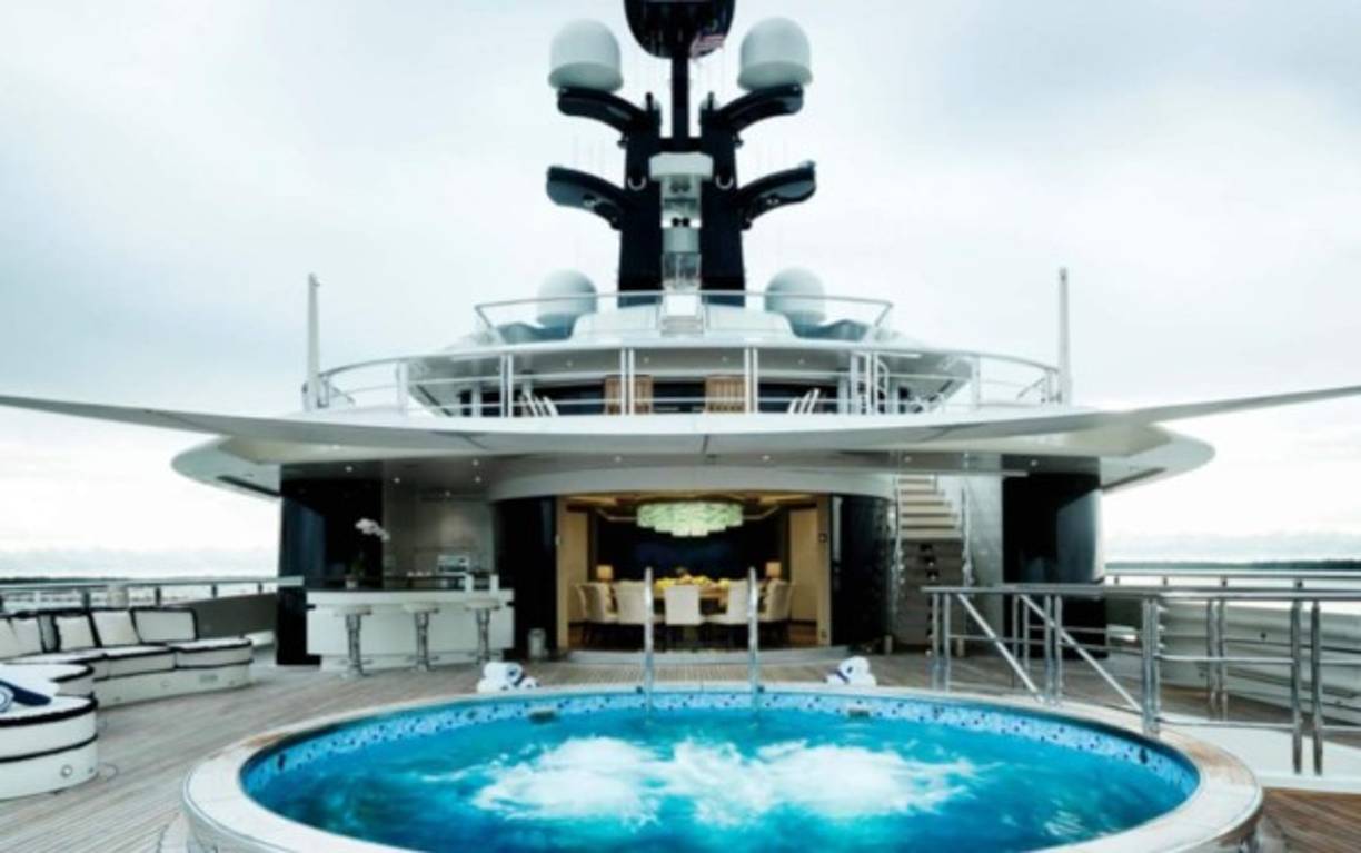 Kylie Jenner rentó la nave con capacidad para 22 personas para la comodidad de sus invitados: su novio, el rapero Travis Scott, la hija de ambos Stormi, su madre Kriss Jenner con su novio Corey Hamble y su excuñado Scott Disick con su novia y amiga de Kylie, Sofía Richie; además de su nueva mejor amiga Anastasia Karanikolaou.<br/>