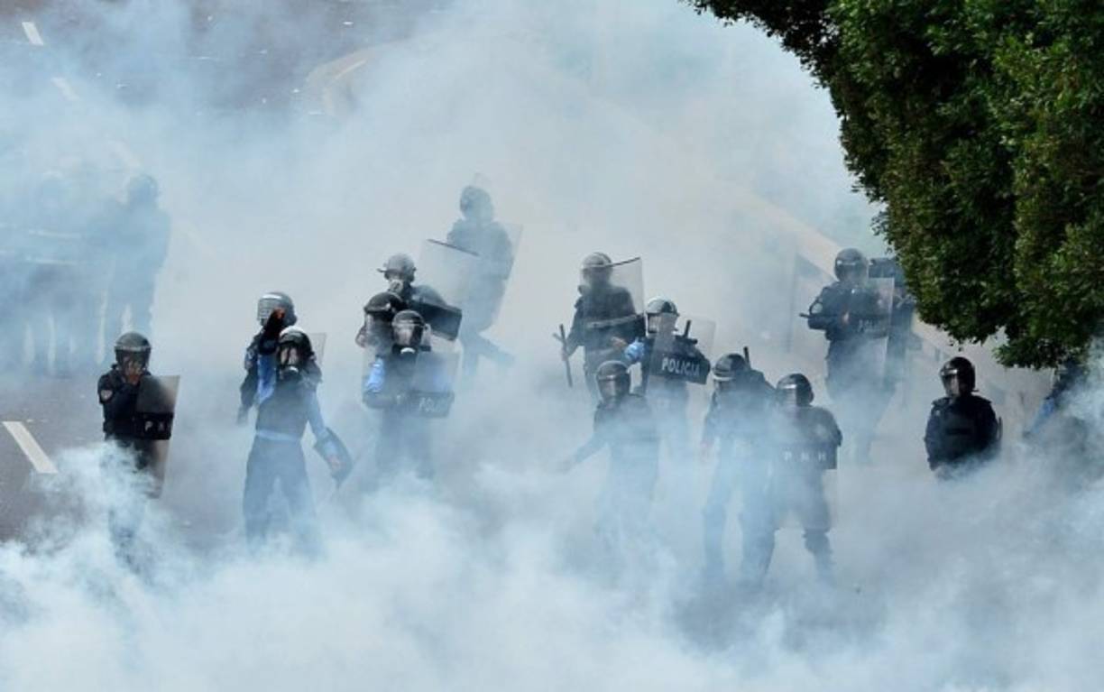 Los elementos policiales también se vieron afectados por las bombas lacrimógenas.