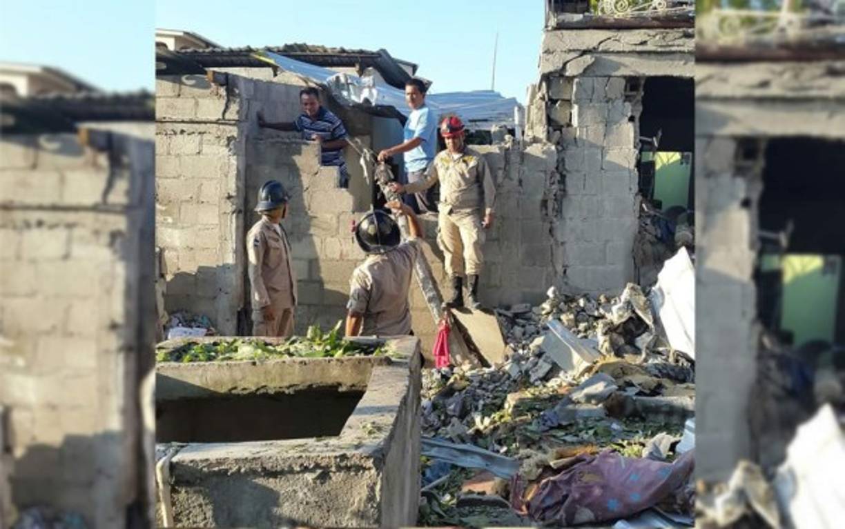 Los bomberiles realizando investigativos.