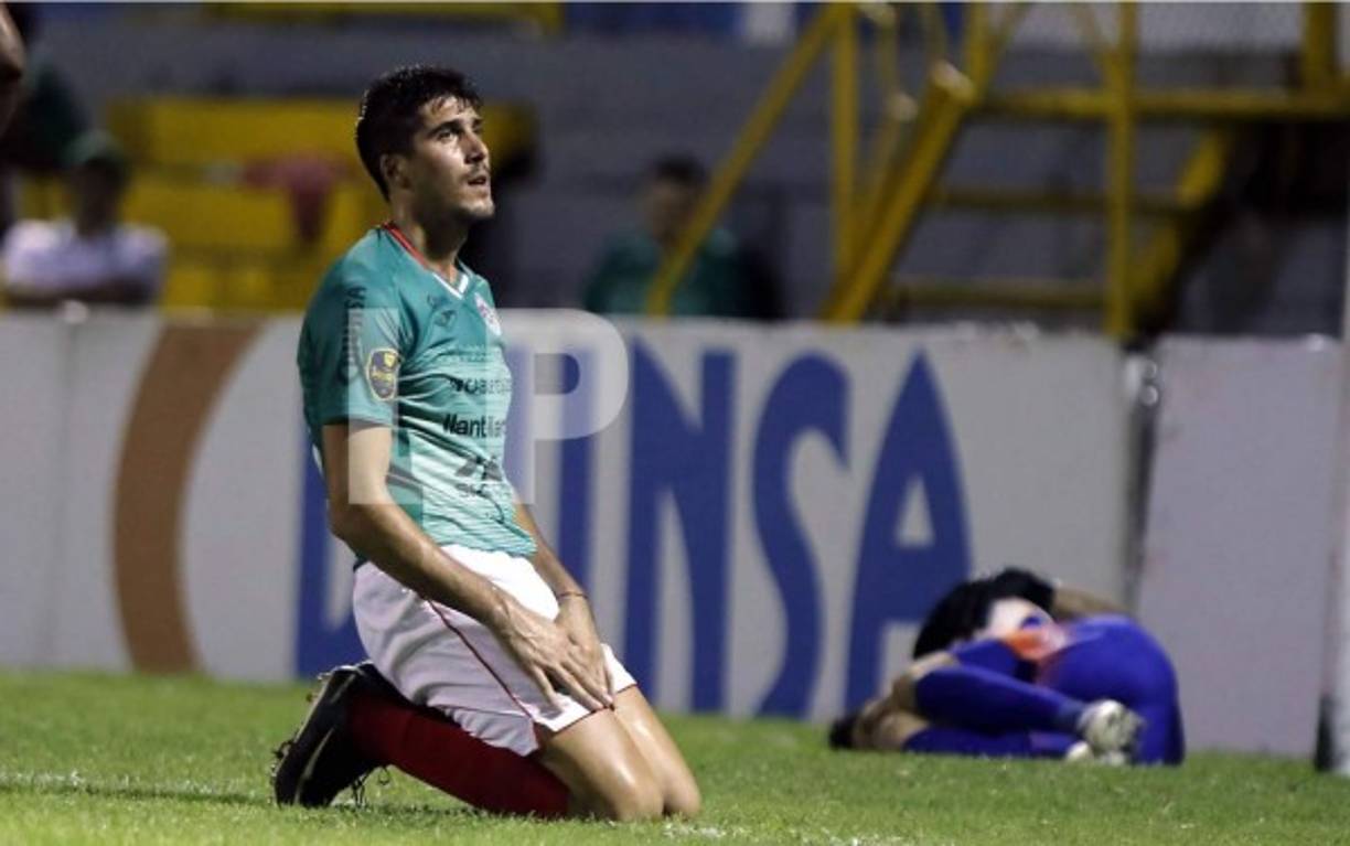 El delantero argentino Bruno Volpi se lamenta luego de que el portero Celio Valladares le detuviera un cabezazo.