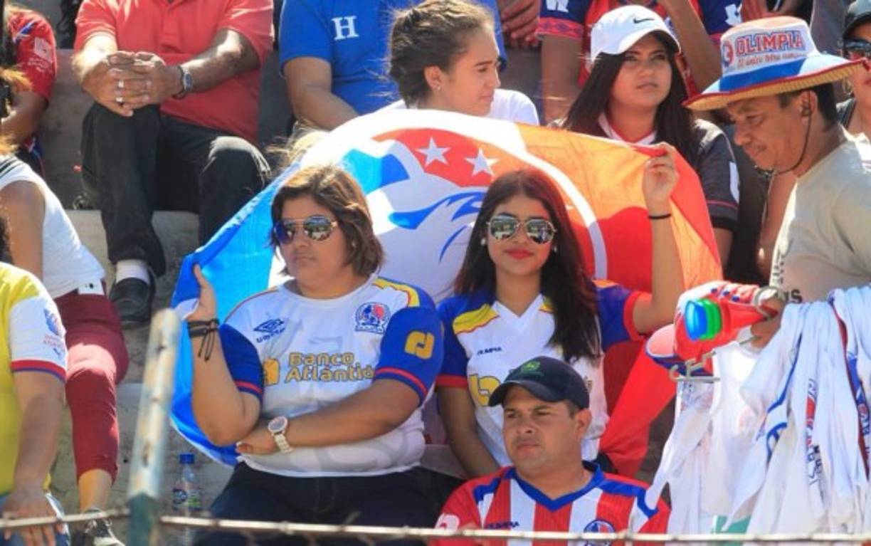 A ellas no les importó el fuerte sol, llegaron a disfrutar de su amado Olimpia en el estadio de Danlí.
