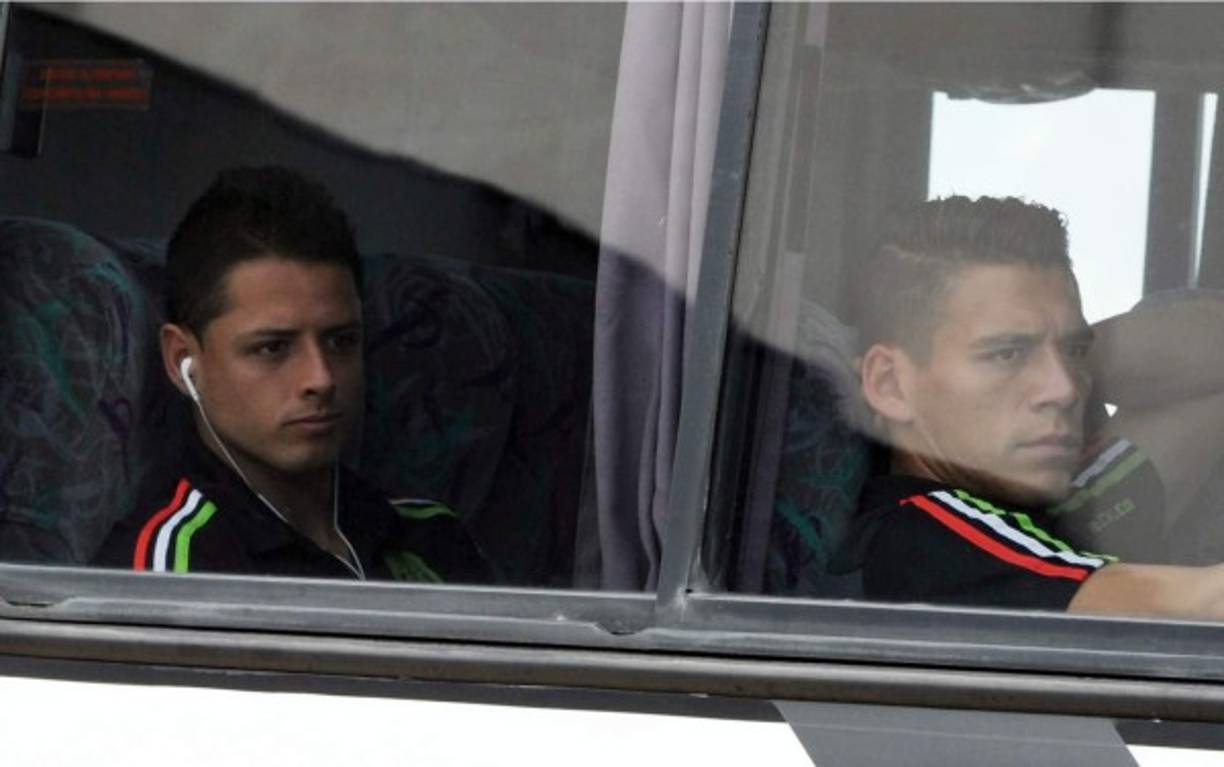 Javier 'Chicharito' Hernández y Héctor Moreno en el autobús de la selección mexicana a la llegada a San Pedro Sula.