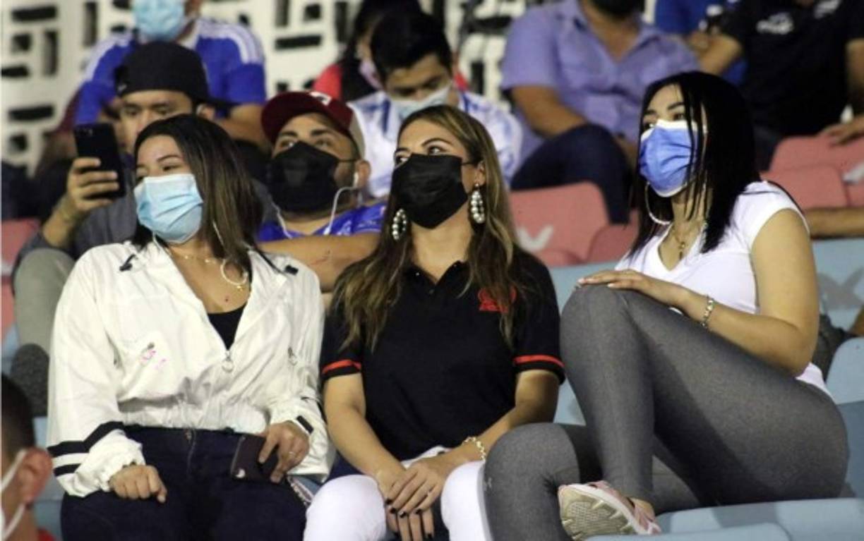 En las gradas del estadio Municipal Ceibeño también hubieron bellezas.