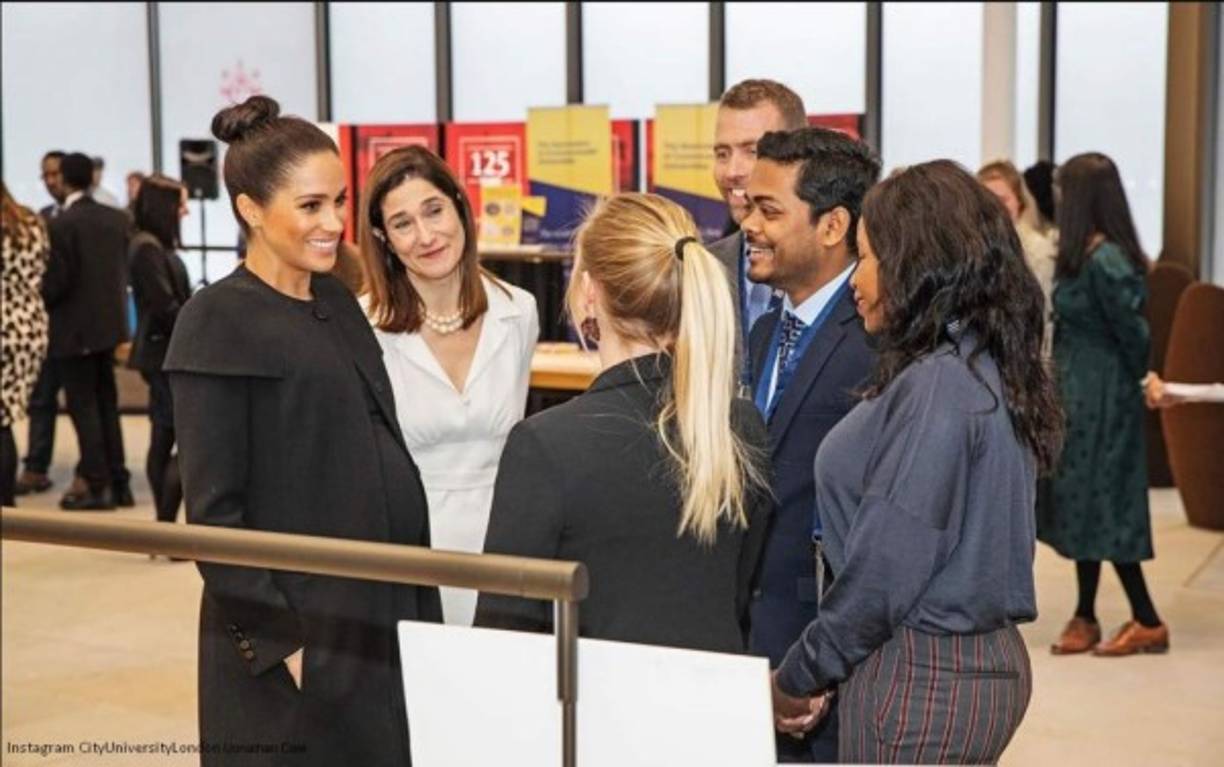 Establecida en 1913, la ACU es la primera y más antigua red internacional de universidades del mundo, con más de 500 instituciones miembros en más de 50 países. Es la única organización acreditada que representa la educación superior en todo el Commonwealth.<br/><br/>Entre sus principios claves está el valor de la educación superior para la sociedad y la convicción de que este valor se ve reforzado por la colaboración internacional.<br/><br/>La ACU gestiona los programas de becas internacionales, convoca a universidades para abordar desafíos políticos clave como la resistencia al cambio climático y la paz y la reconciliación, y promueve el papel de las universidades en el logro de los Objetivos de Desarrollo Sostenible de las Naciones Unidas.