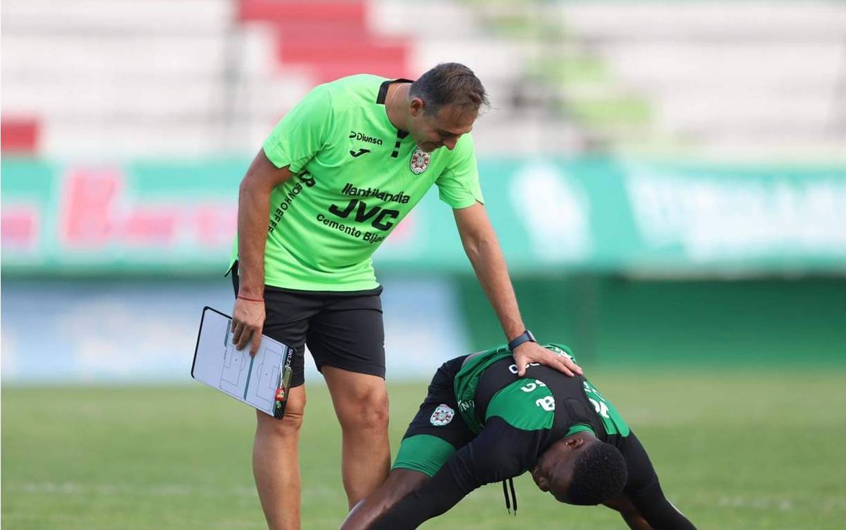 ’La Tota’ Medina trabajando junto a Júnior Lacayo, quien busca convencer al nuevo entrenador tras el calvario que vivió por una lesión.