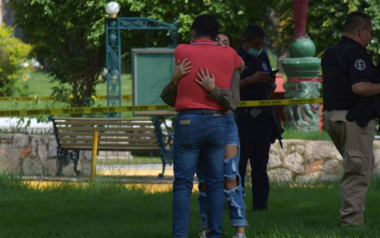 ‘Fue alrededor de las 14:30 horas que, por reporte al número de emergencia, se tuvo conocimiento de que en el interior del panteón se encontraba un joven de aproximadamente 20 años de edad, quien había sido agredido con arma de fuego por varios sujetos de manera directa’, estableció.