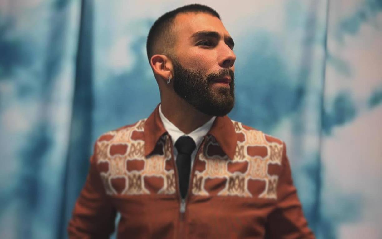 El álbum cuenta con colaboraciones destacadas de grandes nombres de la música latina actual como Elder Dayán Díaz, quien imprime su sello ‘vallenatero’ en la emotiva ‘La ex de mi amigo’, o el español Saiko, que hace vibrar con el tema ‘Bahamas’.