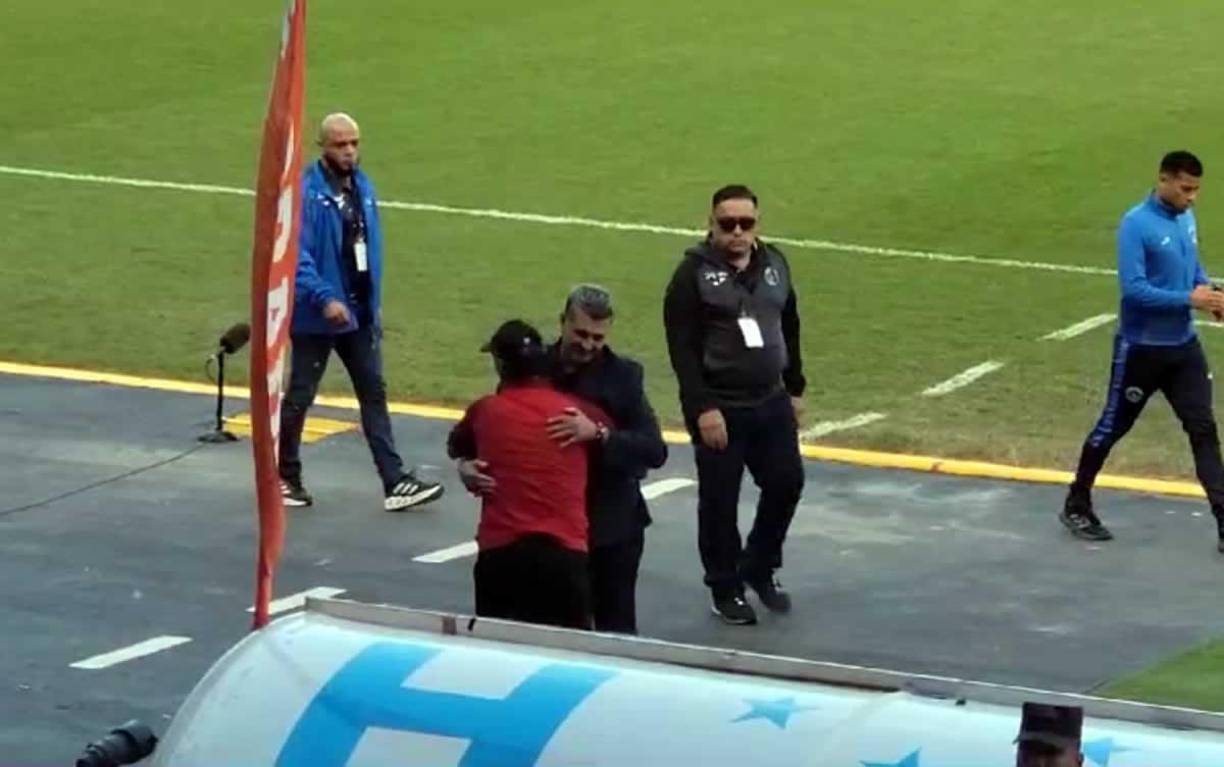 Diego Vázquez y Pedro Troglio se dieron un gran abrazo antes del inicio del partido.