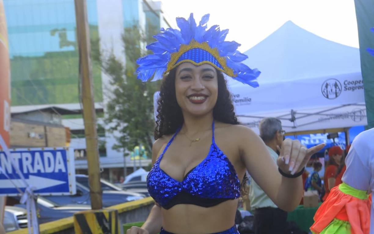 Las bellas chicas no podían faltar en la Maratón de Diario LA PRENSA-.