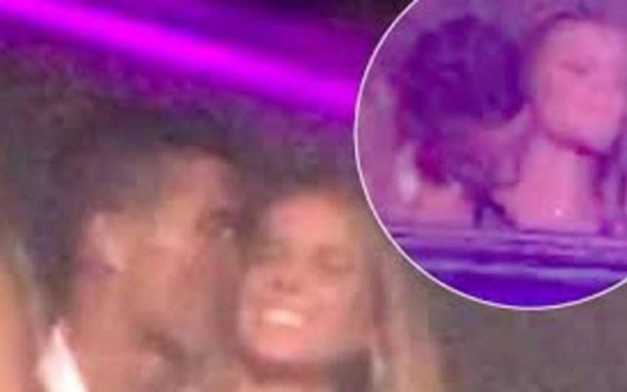 Cristiano Ronaldo captado en un video que publicó el diario The Sun, en el que el luso aparece mordisqueando a una rubia misteriosa en Pacha (Ibiza).