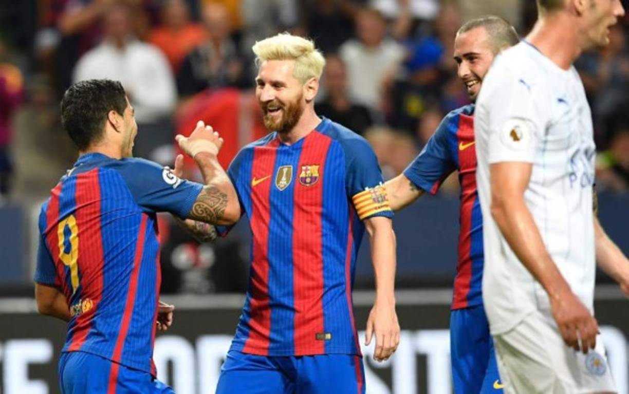 El Barça, campeón español, ha sumado la segunda victoria de la pretemporada tras derrotar al campeón de la Premier, el Leicester City, por 4-2, en un encuentro que encaró muy bien en el primer tiempo (3-0), pero que se le complicó en el segundo con los dos tantos del nigeriano Musa. Aún sin muchos de sus titulares, el Barcelona firmó una convincente primera mitad, en la que dominó la situación desde el principio frente a un equipo con un fútbol muy primitivo y que tuvo en el contragolpe su único recurso, pero que se complicó con los dos tantos conseguidos por Musa en el segundo tiempo.