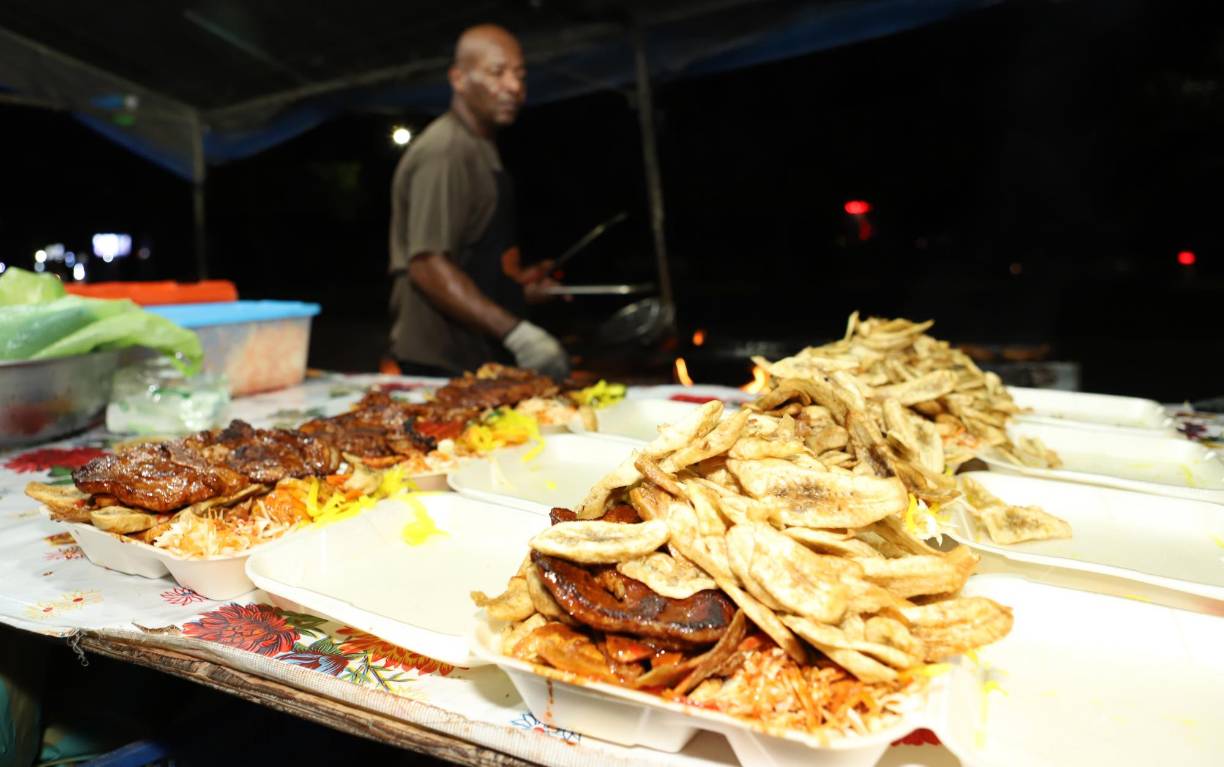 Las mega chuletas especiales tienen varios filetes de chuleta adobadas, triple porción de tajadas, repollo, cebolla y mucho sabor. Opera todos los días por la tarde noche.