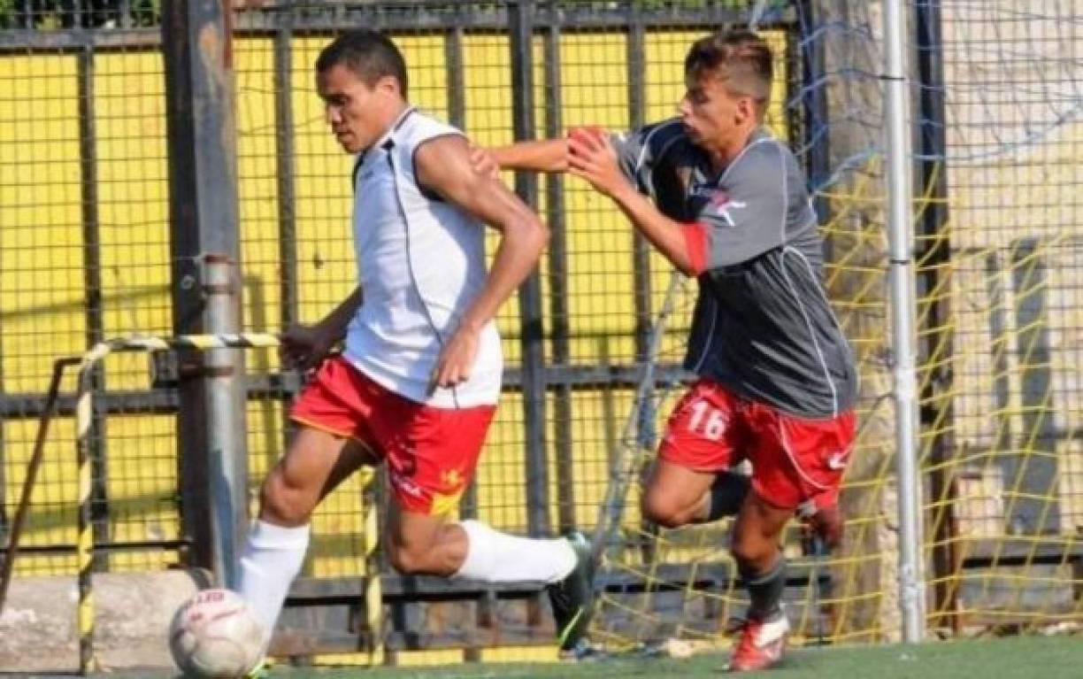 En 2004 vistió las camisetas del Catanzaro, en 2005 la del Sambenedettese y Avellino y en 2006 Teramo Calcio, todos de la segunda división del fútbol italiano.