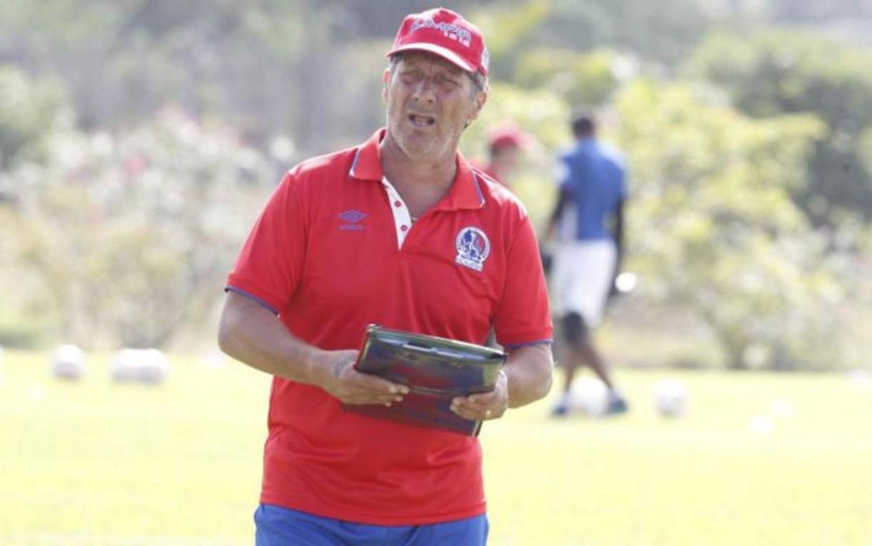 El Olimpia hace su estreno este jueves en la Liga Concacaf enfrentando en Canadá al club canadiense Forges FC. El duelo es correspondiente a la ida de octavos de final y Pedro Troglio anunció el 11 titular que utilizará; los albos reportan la baja de 10 jugadores.