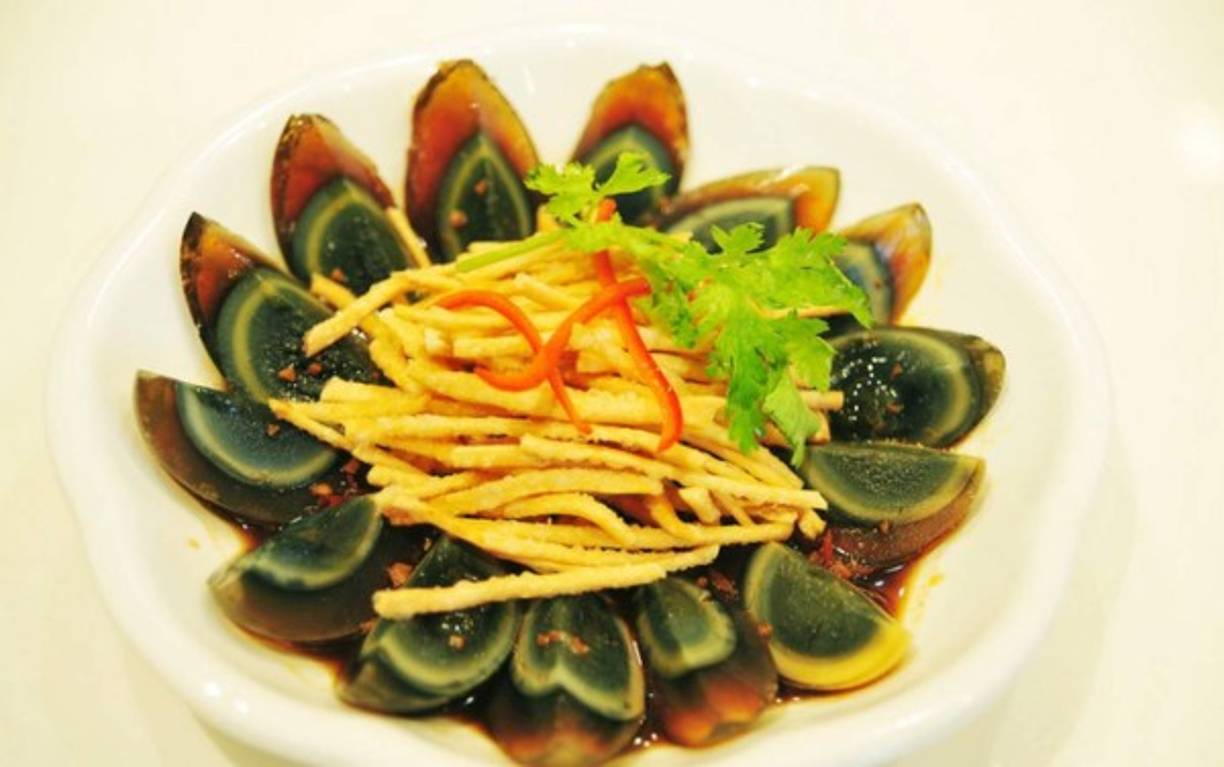 8.- Huevos podridos.<br/><br/>La preparación de esta comida consiste en enterrar huevos de estre 20 a 100 días para luego cocerlos y comer su 'apetitoso' contenido.